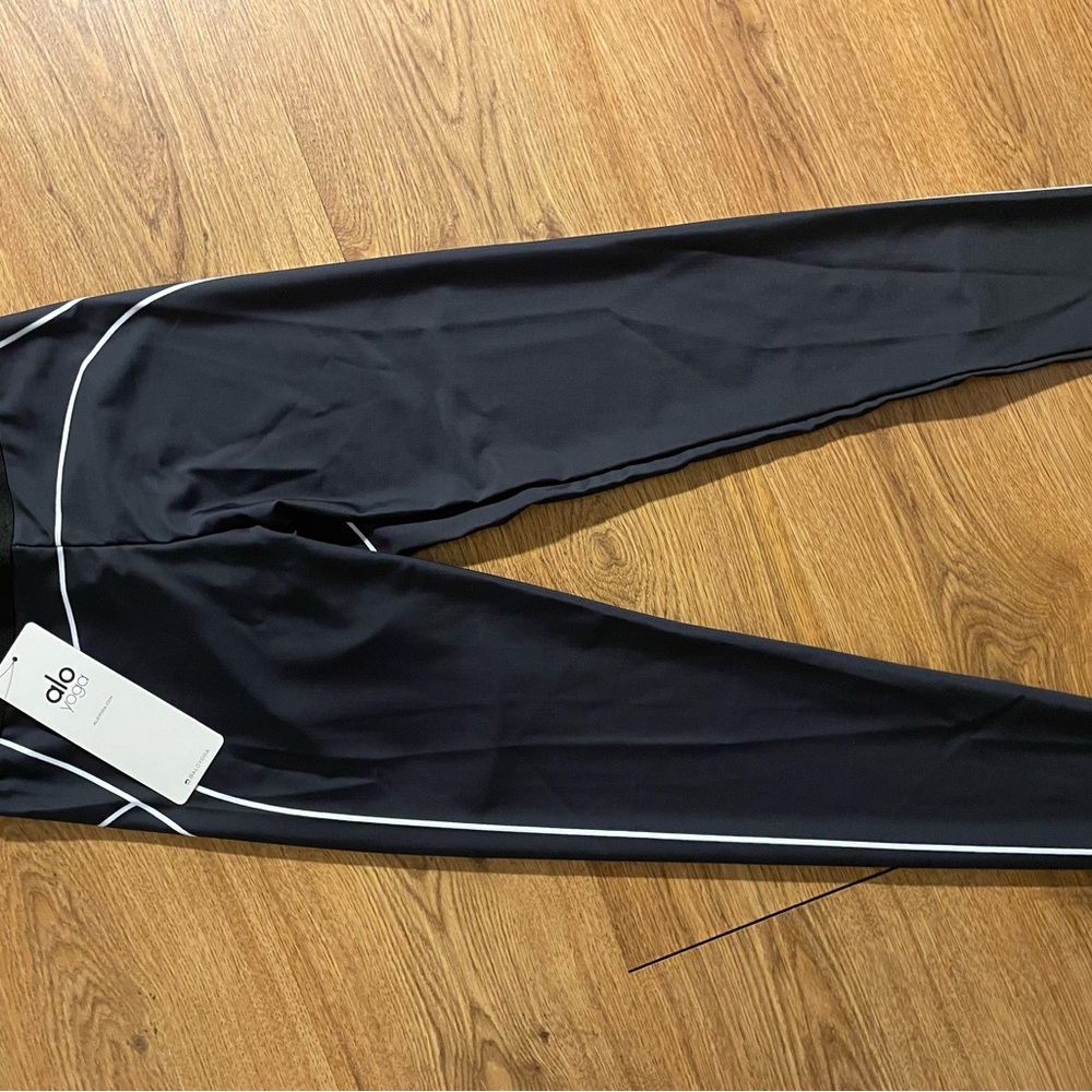 ALO Yoga Black/White Women's set - Picture 3 of 4